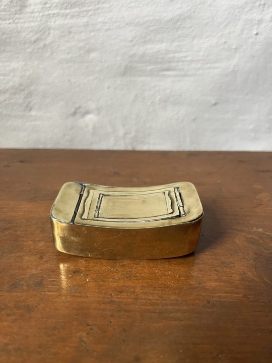 A curved triple compartment snuff box