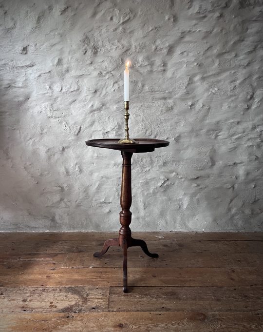 Small Georgian elm pedestal table